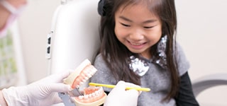 小児歯科 神谷歯科医院神戸元町医院でお子様にブラッシング指導している風景画像