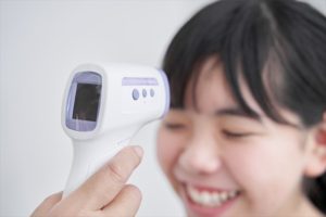 非接触型体温計での検温を実施